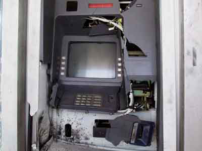 Έκλεψαν ΑΤΜ λίγα μέτρα από την αστυνομία!