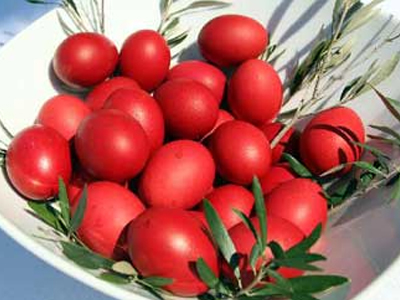 Κόκκινη μπογιά για τα αυγά της βουλευτίνας