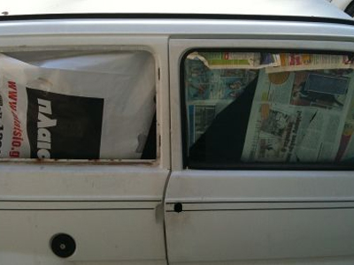 Στέγη για μετανάστες τα εγκαταλελειμμένα αυτοκίνητα στην Πάτρα