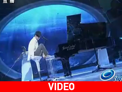 Παίζει πιάνο… με τα πόδια