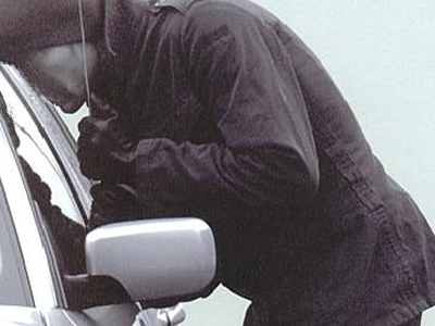 Τον λήστεψαν, ενώ βρισκόταν στο αυτοκίνητό του