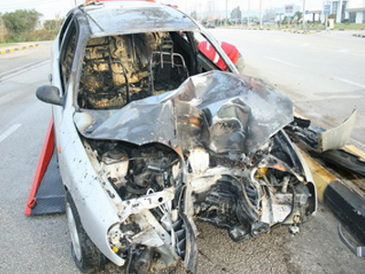 Βγήκε σώος από φλεγόμενο αυτοκίνητο!