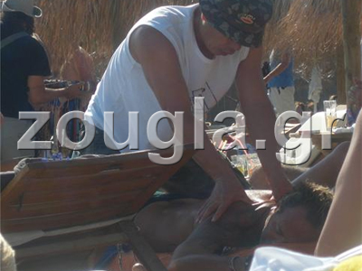 Το μασάζ του Λάκη Γαβαλά σε παραλία της Μυκόνου