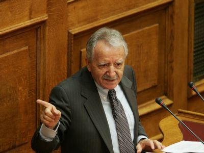 Τραγούδησε στη Βουλή ο Γείτονας