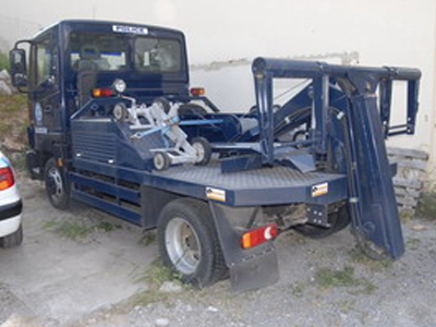 Εμπόδισαν γερανό της τροχαίας να «σηκώσει» αυτοκίνητο