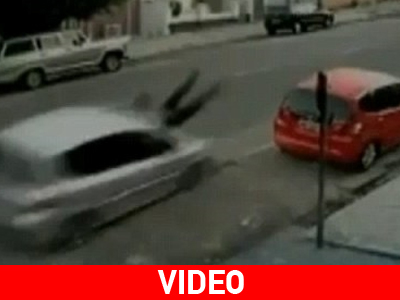 Τη χτύπησε αυτοκίνητο και επέζησε