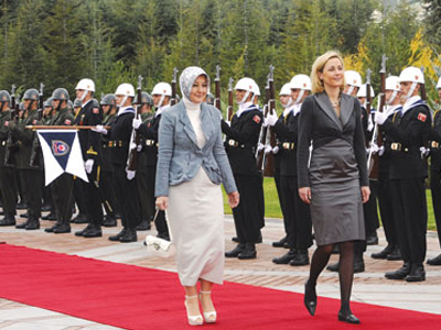 «Κόκκινο πανί» η μαντίλα