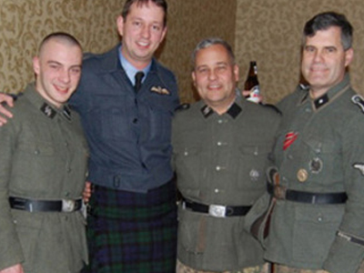 Υποψήφιος ρεπουμπλικάνος ντυμένος ναζί