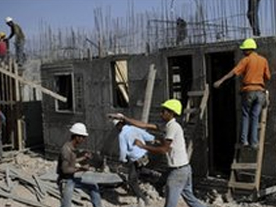 Πυρετώδεις εργασίες ανέγερσης κατοικιών στη Δ. Όχθη