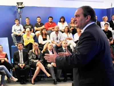 Κακόγουστο show Καραμανλή