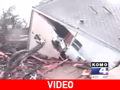 Τους πήρε και τους σήκωσε…