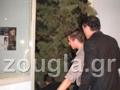 Ποιοι κρύβονται πίσω από τις γλάστρες;