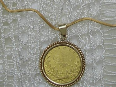 Έφυγαν με λεία 9 λίρες και 1.000 ευρώ