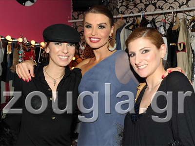 Η Μαγγίρα με την κουμπάρα της στο θέατρο