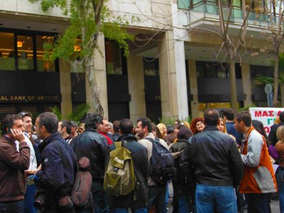 Ένταση και ΜΑΤ έξω από το Υπουργείο Οικονομικών