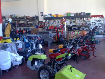 Άδειασαν κατάστημα με αγροτικά μηχανήματα