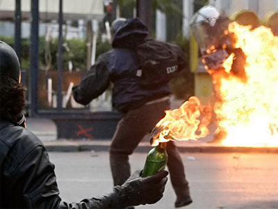 Βόμβες μολότοφ κατά διμοιρίας των ΜΑΤ