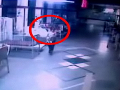 Πέταξε το νεογέννητο παιδί της από το παράθυρο