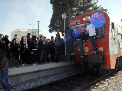 Κάτοικοι του Πύργου απέκλεισαν τη σιδηροδρομική γραμμή