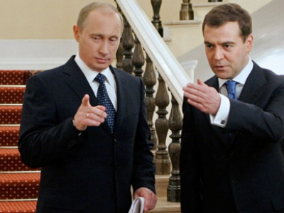 Στήθος με στήθος Πούτιν – Μεντβέντεφ