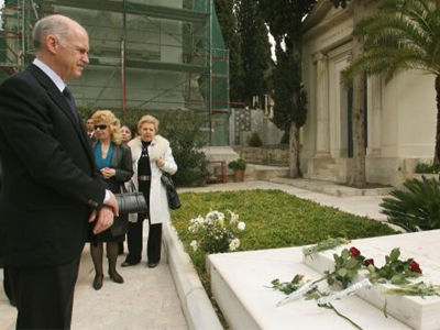 Τρισάγιο στη μνήμη του «Γέρου της Δημοκρατίας»