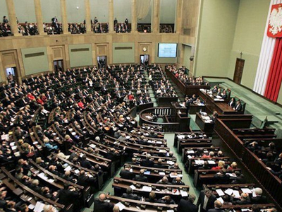 Αιματηρή επίθεση στο γραφείο του Κατσίνσκι