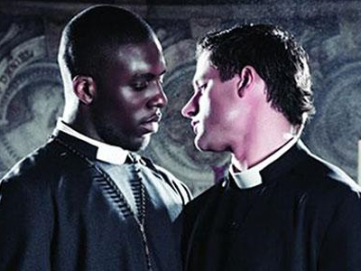 Σάλος από διαφήμιση παγωτού με gay ιερείς