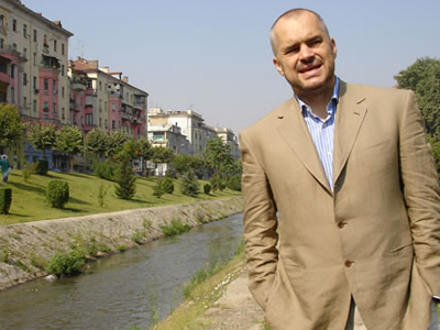 Για 3η φορά γαμπρός ο δήμαρχος Τιράνων