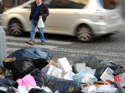Συγκρούσεις στη Νάπολη για τα σκουπίδια