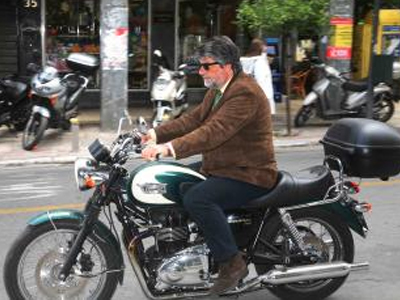 Mε τη μηχανή του στη Βουλή