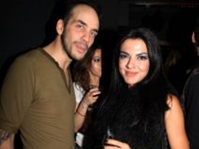 Σολωμού – Μουζουράκης: Αγκαλίτσες και φιλάκια…