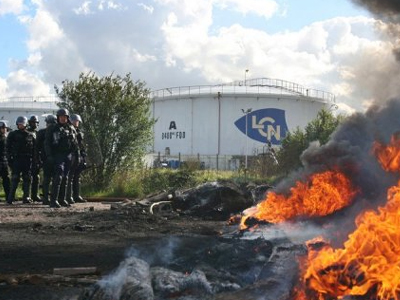 Με το σταγονόμετρο ο ανεφοδιασμός καυσίμων στη Γαλλία