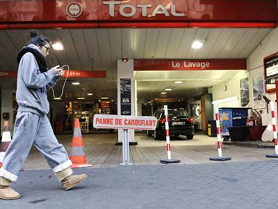 Έσπασαν μπλόκο σε διυλιστήριο