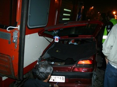 Τρένο παρέσυρε ΙΧ στον Πύργο