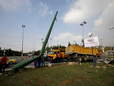 Φορτηγό παρέσυρε κολώνες της ΔΕΗ στην Κατεχάκη