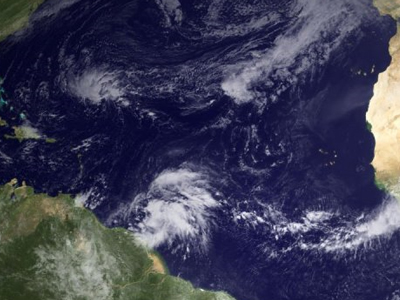 Σε τυφώνα αναβαθμίστηκε η τροπική καταιγίδα Σάρι