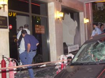 Αλλοδαποί έσπασαν βιτρίνες σε δύο καταστήματα