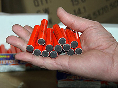 Συνέλαβαν 16χρονο με βεγγαλικά