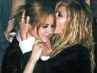 Άννα Βίσση – Σοφία Καρβέλα: Συγκινημένες στον γάμο του Καρβέλα