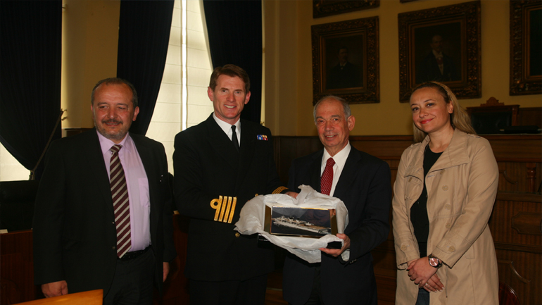 Στο Δημαρχείο Πειραιά ο κυβερνήτης βρετανικού πολεμικού πλοίου