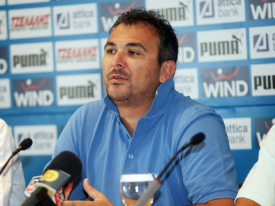 Δίνει εξηγήσεις στους παίκτες ο Ρέμος