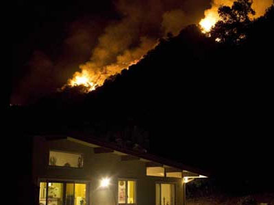 Περίπου 10.000 σπίτια απειλούνται από την πύρινη κόλαση στο Λος Άντζελες