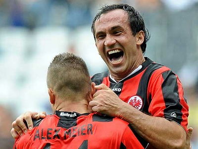 Γκολ ο Γκέκας, «τρίποντο» η Άιντραχτ