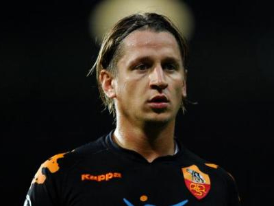 Κάκωση στο γόνατο ο Μεξές