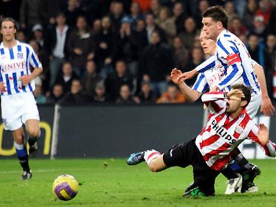 «Κόλλησε» η Αϊντχόφεν, πλησίασε η Τβέντε