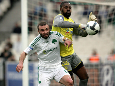 Παραμένει πρώτος αλλά υπό επιτήρηση…