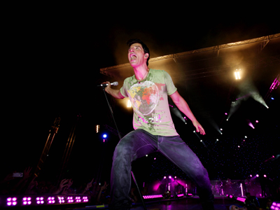 Ο Σάκης χόρευε και οι θαυμάστριες… παραληρούσαν