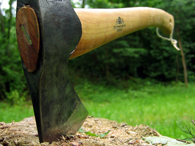 Απείλησε με τσεκούρι 55χρονη