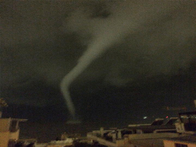 Απίστευτη φωτογραφία με ανεμοστρόβιλο στον Πειραιά