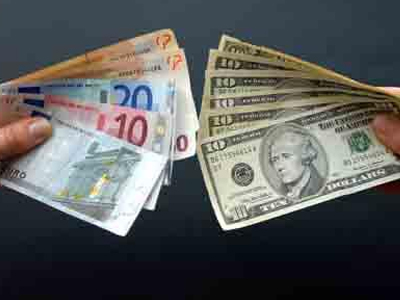 Υποχωρεί το ευρώ έναντι του δολαρίου